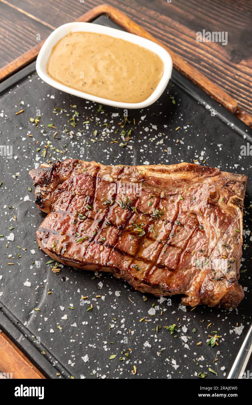 New York Strip Loin auf einem Steinschneidebrett im Steakhaus Stockfoto