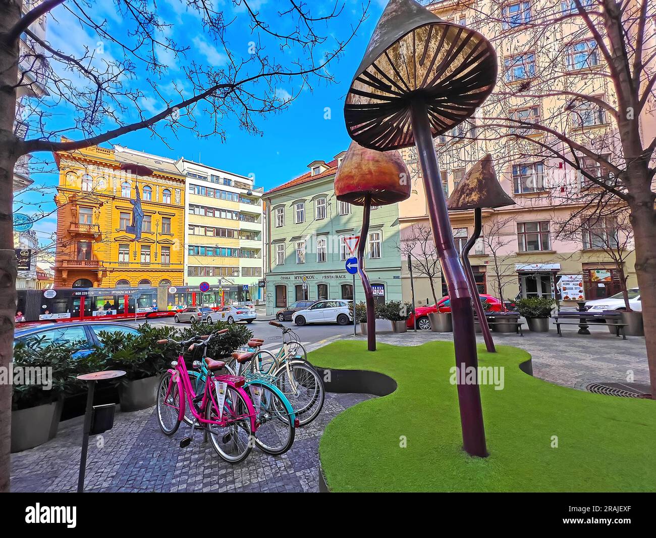 PRAG, TSCHECHIEN - 5. MÄRZ 2022: Die Skulpturengruppe der glühenden Riesenpilze auf der Odboru-Straße von Nove Mesto, am 5. März in Prag Stockfoto