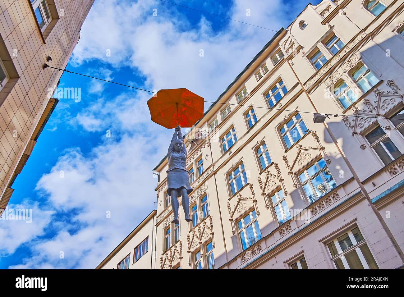 PRAG, TSCHECHIEN - 5. MÄRZ 2022: Hängen der Regenschirmfrau von Michal Trpak in den Häusern der Odboru Straße, am 5. März in Prag Stockfoto