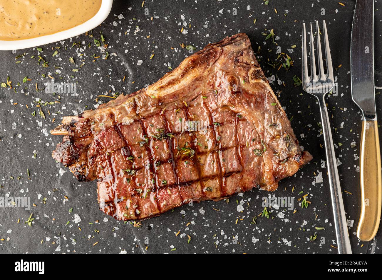 New York Strip Loin auf einem Steinschneidebrett im Steakhaus Stockfoto