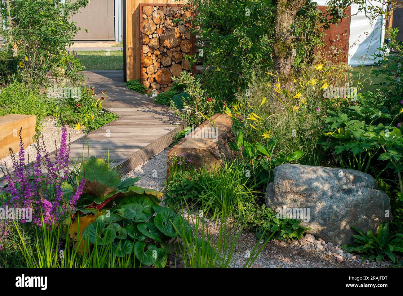 East Molesey, Surrey, Großbritannien. 3. Juli 2023. RHS Feature Gardens, RHS Resilient Garden beim RHS Hampton Court Palace Garden Festival, entworfen von Tom Massey. Kredit: Maureen McLean/Alamy Live News Stockfoto