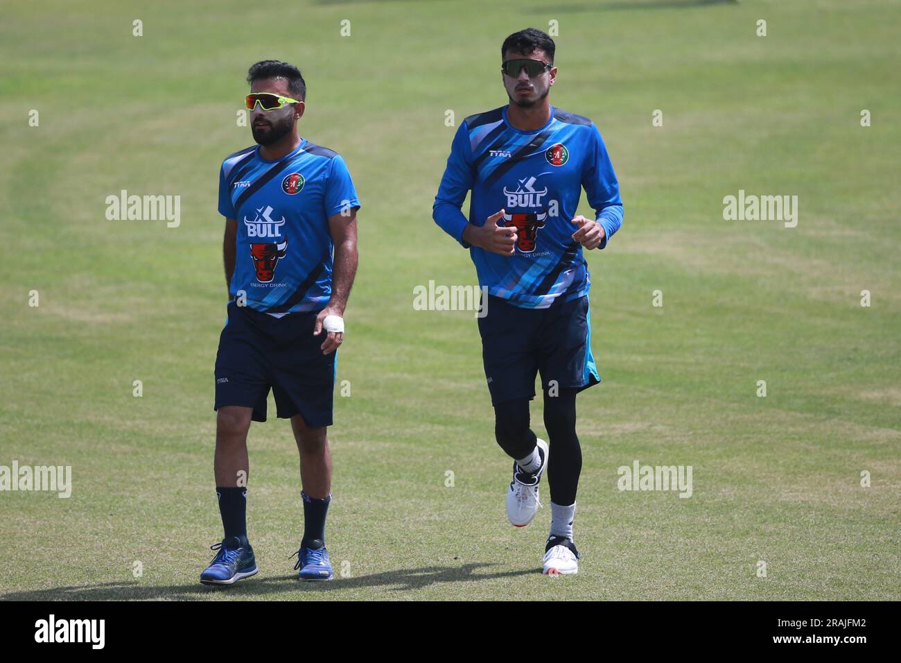 Hauptmann Hashmatullah Shahidi (L) und Mujeeb Ur Rahman während der Übungssitzung in Afghanistan im Zahur Ahmed Chowdhury Stadium (ZACS) vor der Stockfoto