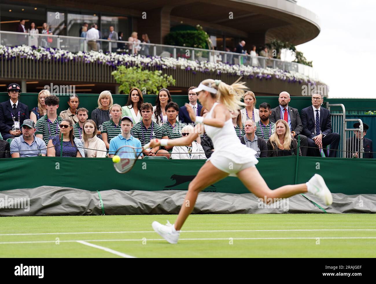 Die Prinzessin von Wales, zusammen mit Deborah Jevans und Laura Robson, beobachtet Katie Boulter in Aktion gegen Daria Saville am zweiten Tag der Wimbledon-Meisterschaft 2023 im All England Lawn Tennis and Croquet Club in Wimbledon. Bilddatum: Dienstag, 4. Juli 2023. Stockfoto