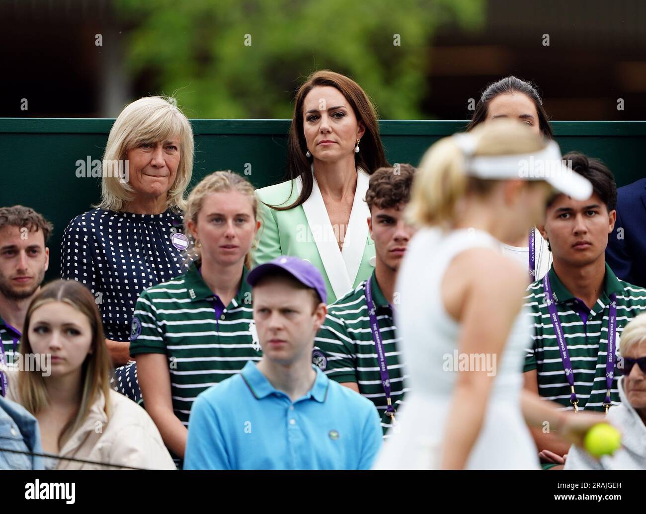 Die Prinzessin von Wales, zusammen mit Deborah Jevans und Laura Robson, beobachtet Katie Boulter in Aktion gegen Daria Saville am zweiten Tag der Wimbledon-Meisterschaft 2023 im All England Lawn Tennis and Croquet Club in Wimbledon. Bilddatum: Dienstag, 4. Juli 2023. Stockfoto