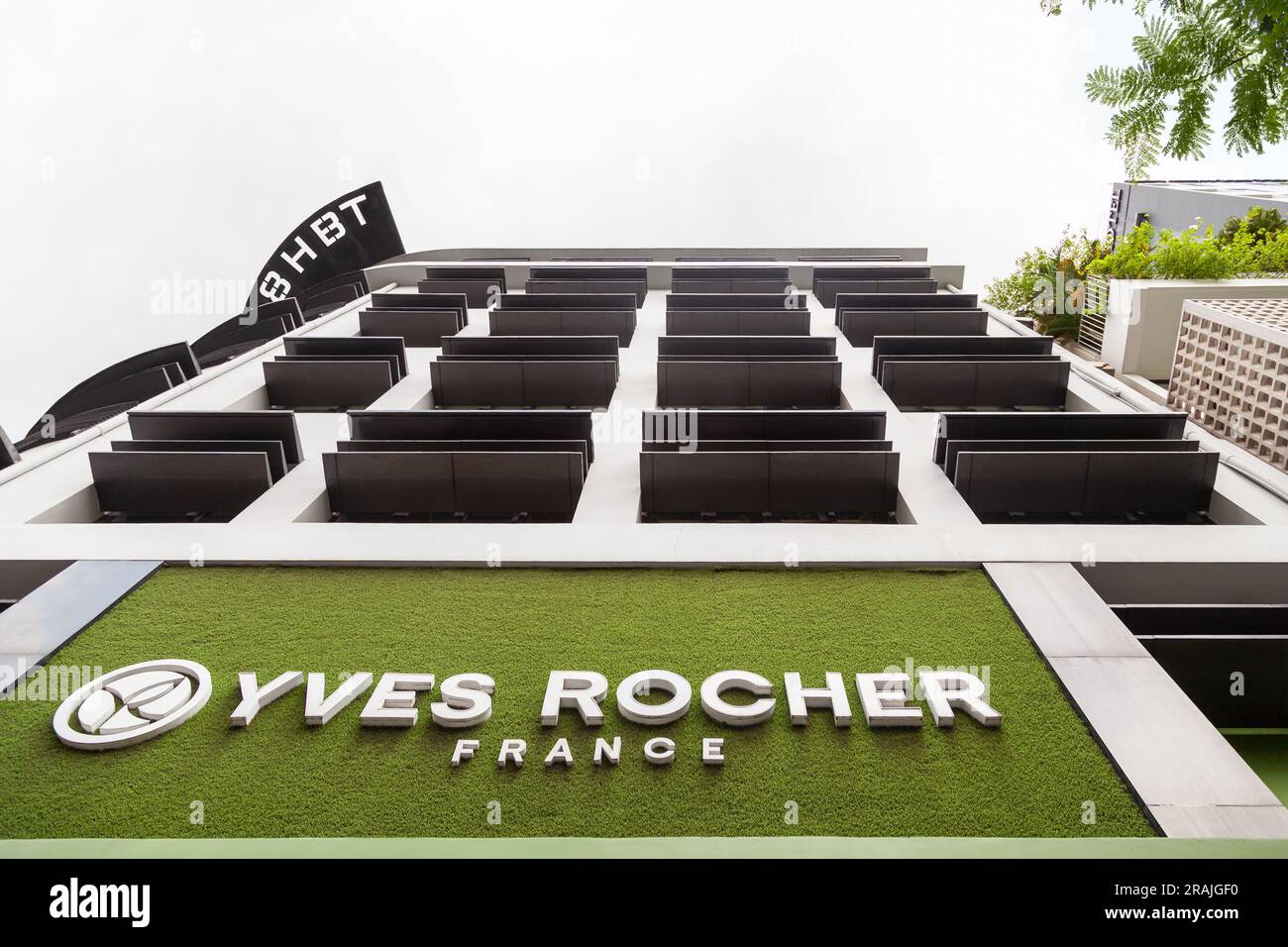Ho-Chi-Minh-Stadt, Vietnam - 4. Juni 2023: Weißes und grünes Yves-Rocher-Logo auf einem Geschäft eines französischen Kosmetikunternehmens. Werbung für eine globale Marke Stockfoto