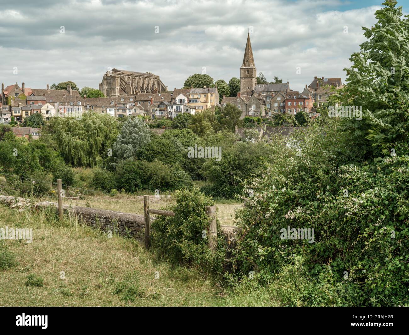 Die Wiltshire Marktstadt Malmesbury auf einem Hügel, von den Feldern über dem Fluss Avon aus gesehen. Stockfoto