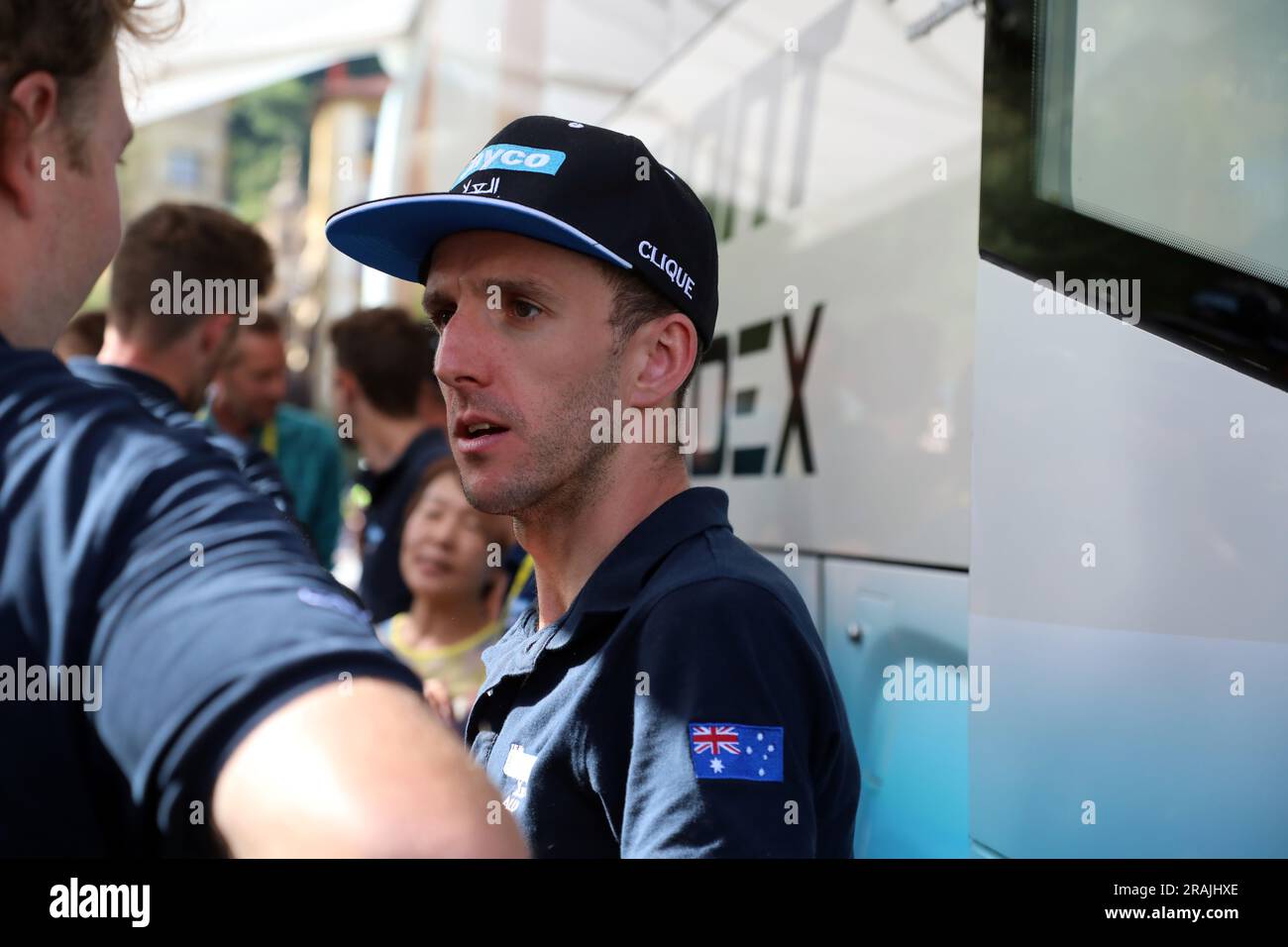 Simon Yates von Jayco Alula spricht nach Phase 1 der Tour de France 2023 mit Kollegen in San Sebastian, Spanien Stockfoto