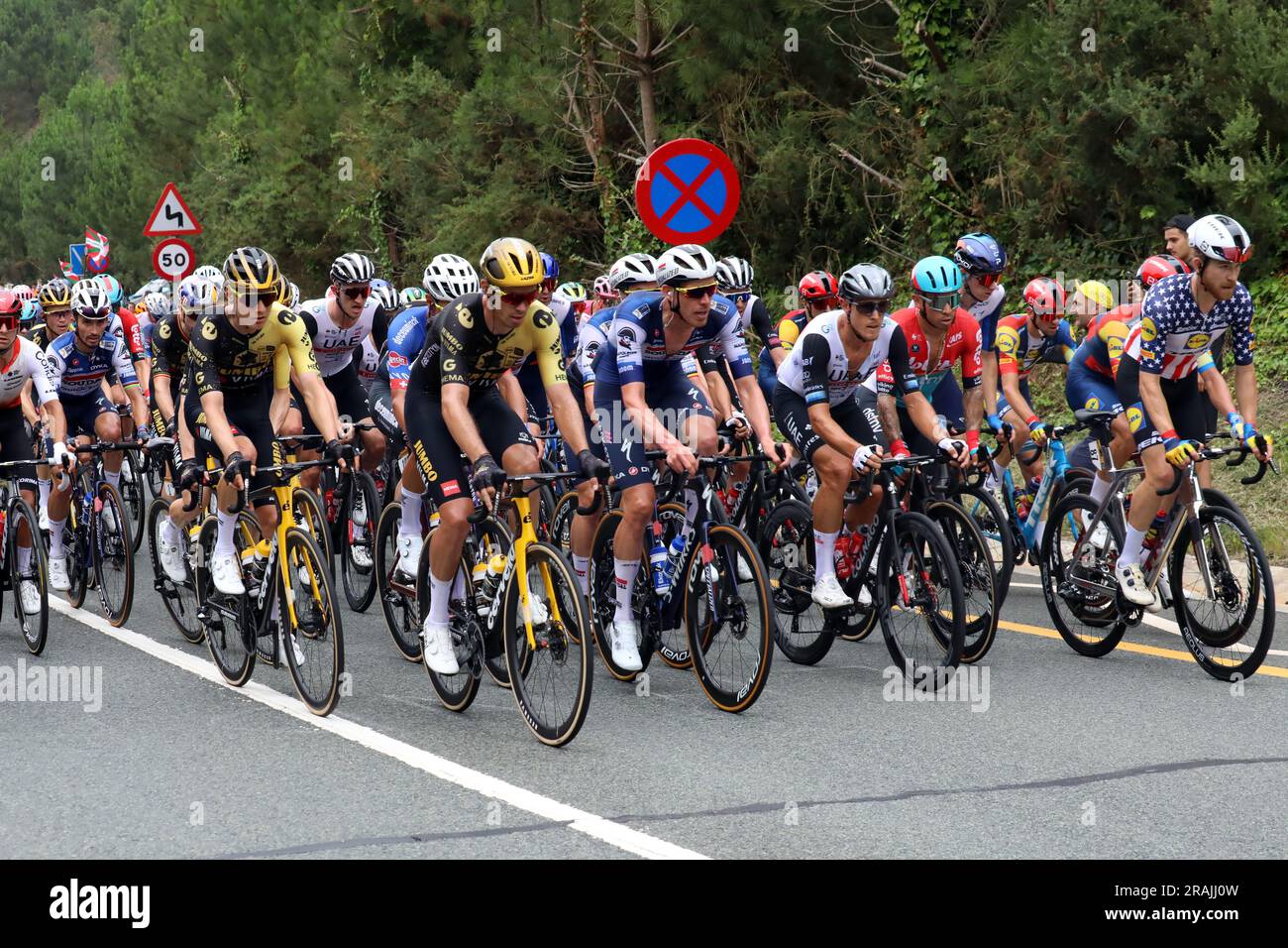 Das Peloton klettert Côte de San Juan de Gaztelugatxe auf Stufe 1 der Tour de France 2023 unter der Führung des US-Meisters Quinn Simmons (ganz rechts) Stockfoto