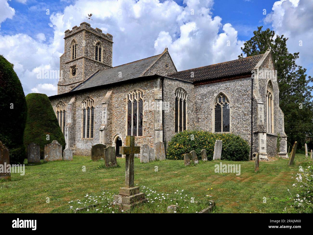 St. Andrews Church in Buxton mit Lamas. Stockfoto