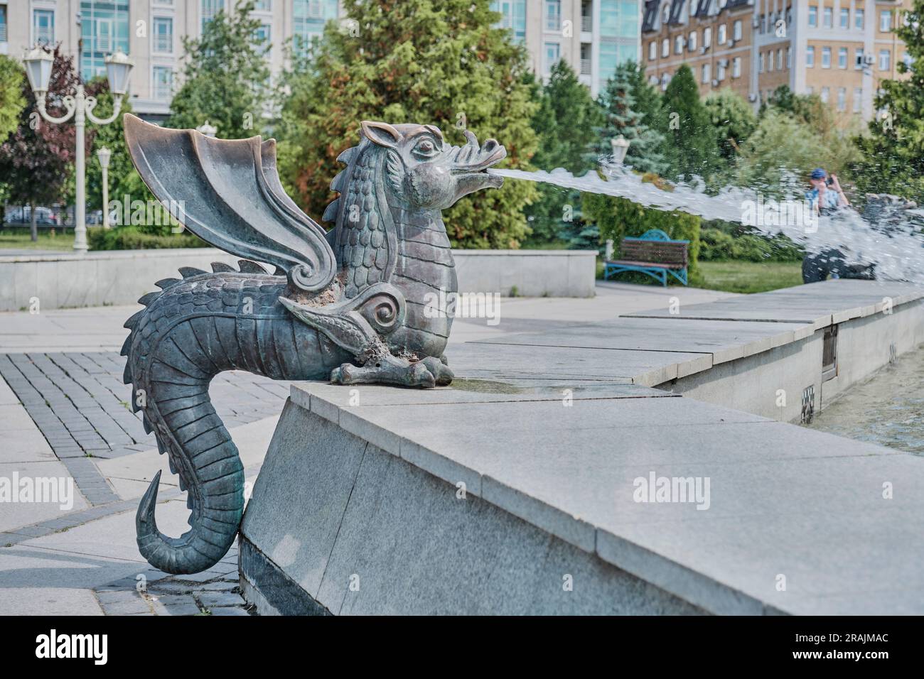 Springbrunnen im Millennium Park, Kasan, Russland. Figur von Zilant, Schlange mit Flügeln, eine Kreatur der Tatar-Mythologie, Symbol von Kasan. Stockfoto