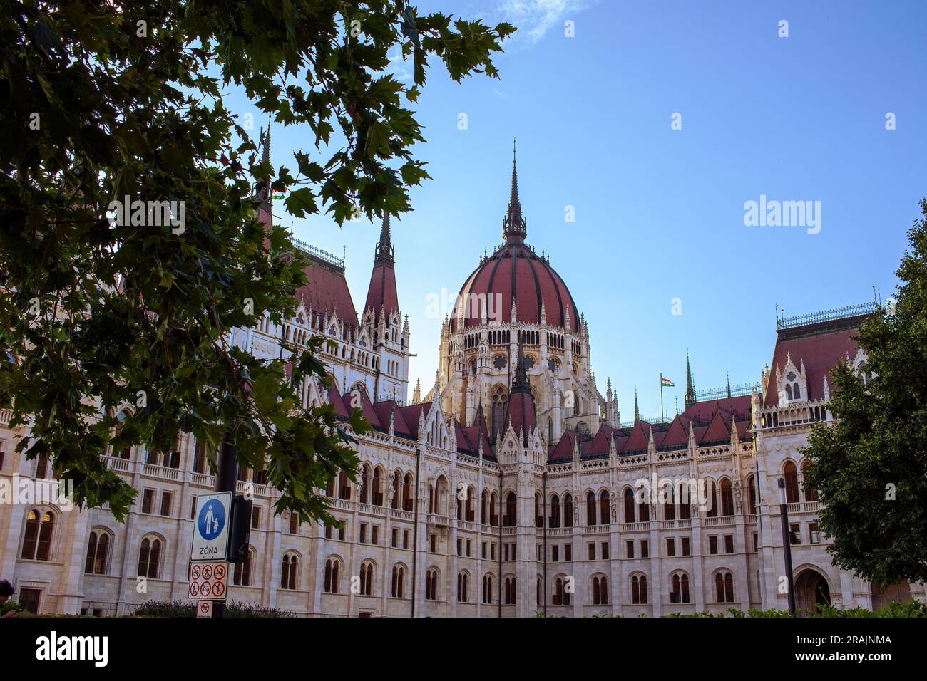 Ungarisches Parlamentsgebäude im Sommer. Budapest, Ungarn. Hochwertiges Foto Stockfoto