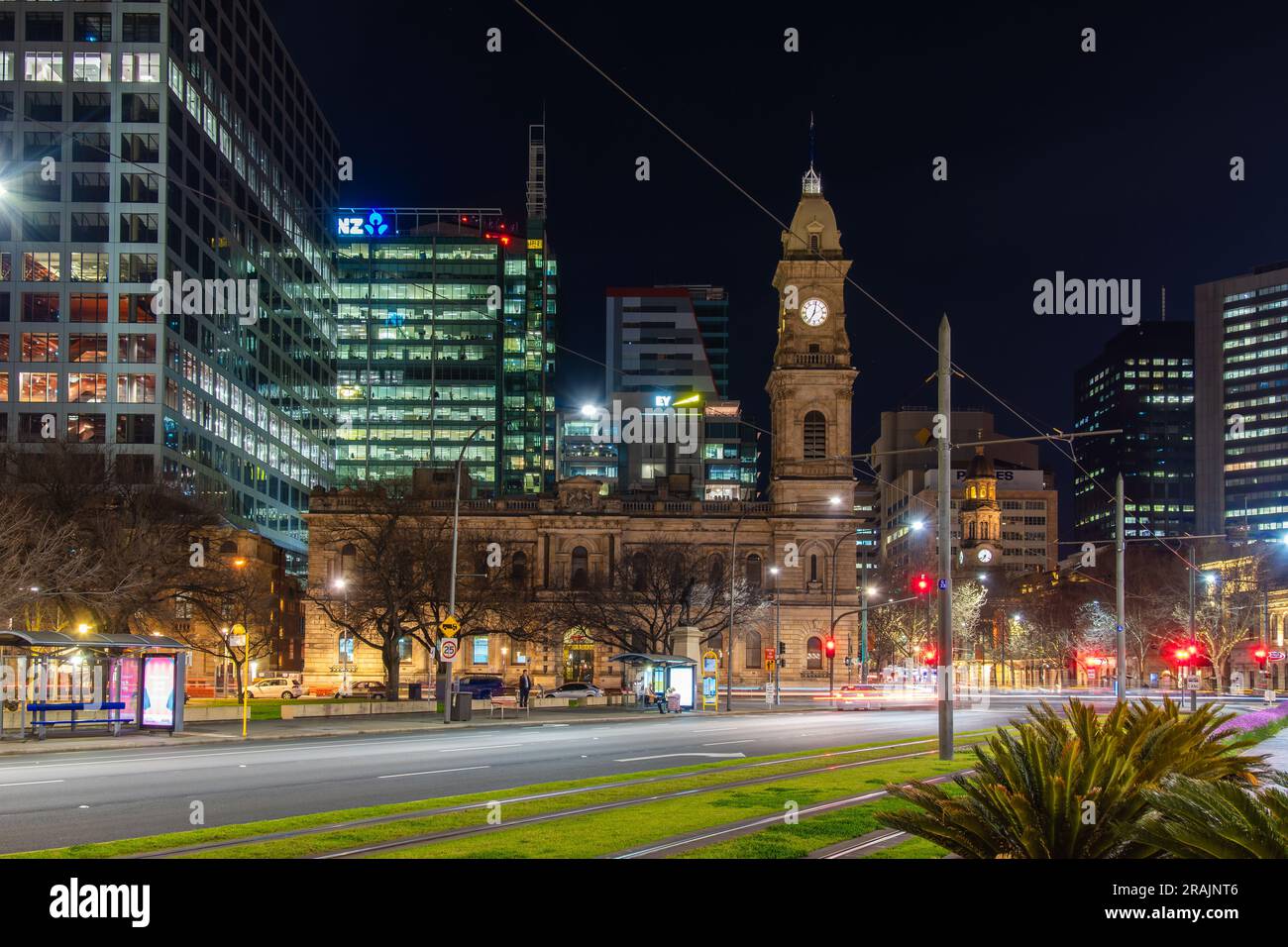 Adelaide, Australien - 10. September 2019: Skyline von Adelaide mit Bürogebäuden vom Victoria Square aus gesehen, bei Nacht beleuchtet. Stockfoto