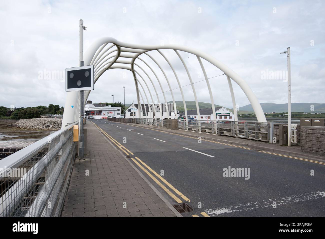 Die Michael-Davitt-Brücke (Irisch: Droichead Mhícheál Mhic Dháibhéid) ist eine Drehbrücke auf der Straße R319 Co Mayo, Irland, die zur Achill-Insel führt. Stockfoto