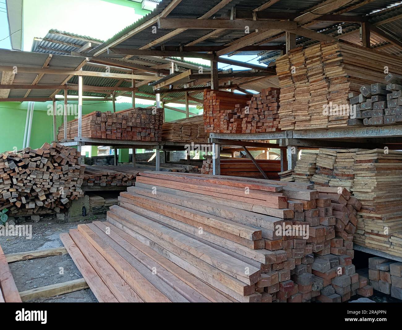 Ein Ort zum Verkauf von Holz für Baumaterialien verschiedener Arten und Größen. Stockfoto
