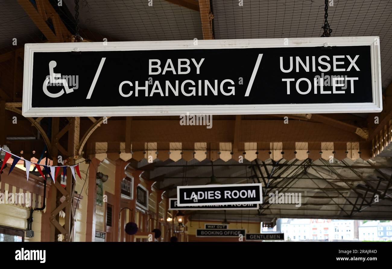 Hängende Schilder an der Kingwear Station an der Dartmouth Steam Railway. Stockfoto
