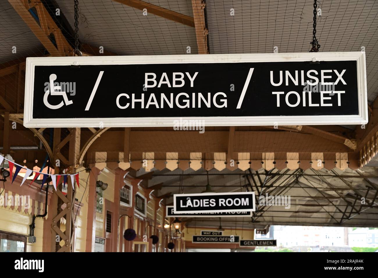 Hängende Schilder an der Kingwear Station an der Dartmouth Steam Railway. Stockfoto