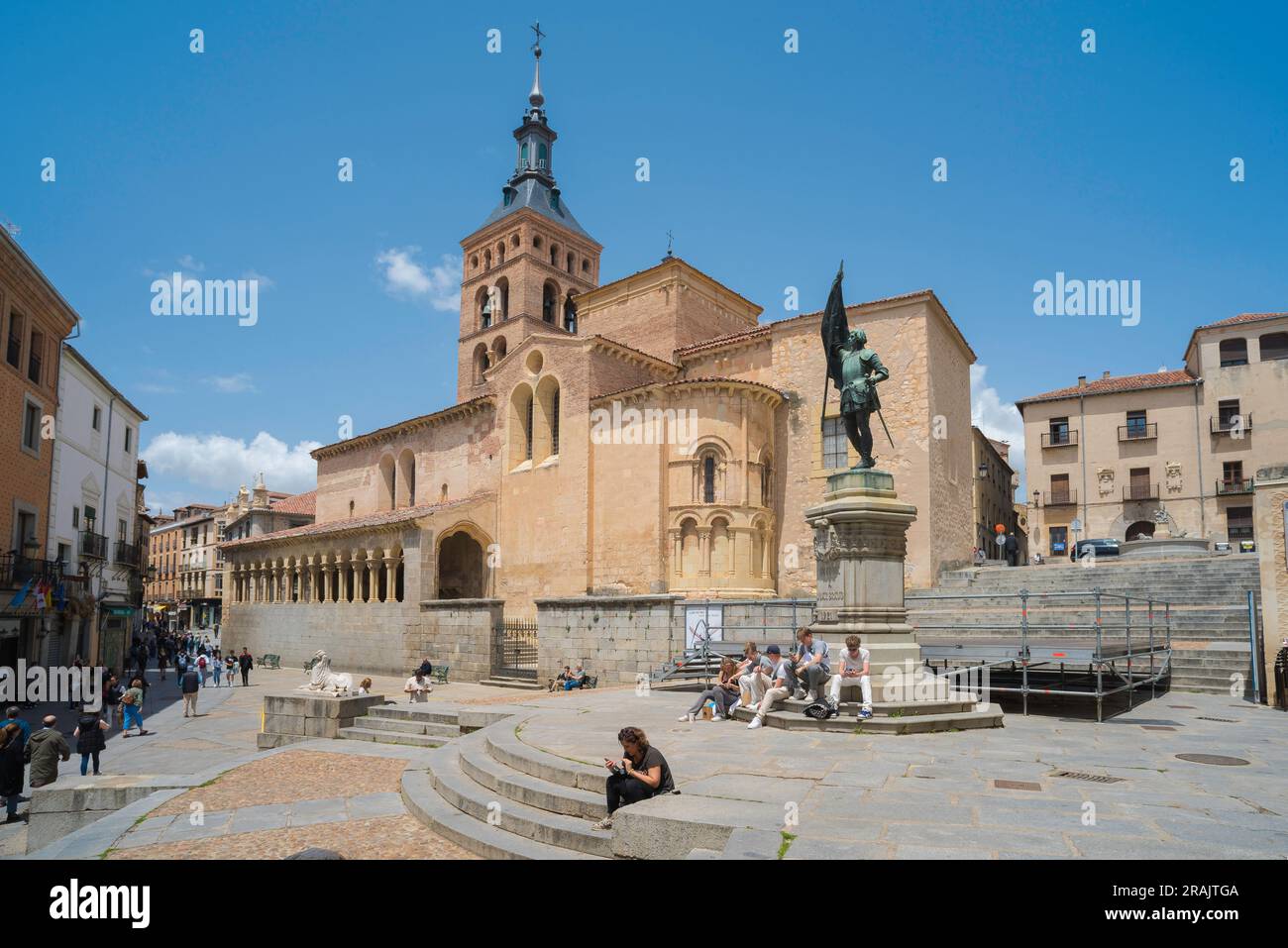 Plaza Medina del Campo Segovia, Blick im Sommer auf die Plaza del Campo (auch bekannt als Plaza San Martin) in der historischen Altstadt von Segovia, Spanien Stockfoto