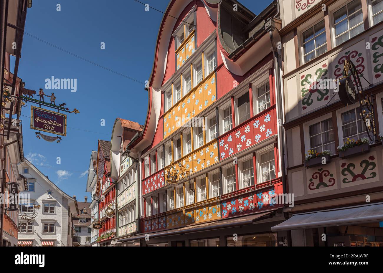 Typische Appenzell-Häuser mit bunt bemalten Fassaden in der Hauptstraße von Appenzell, Kanton Appenzell Innerrhoden, Schweiz Stockfoto
