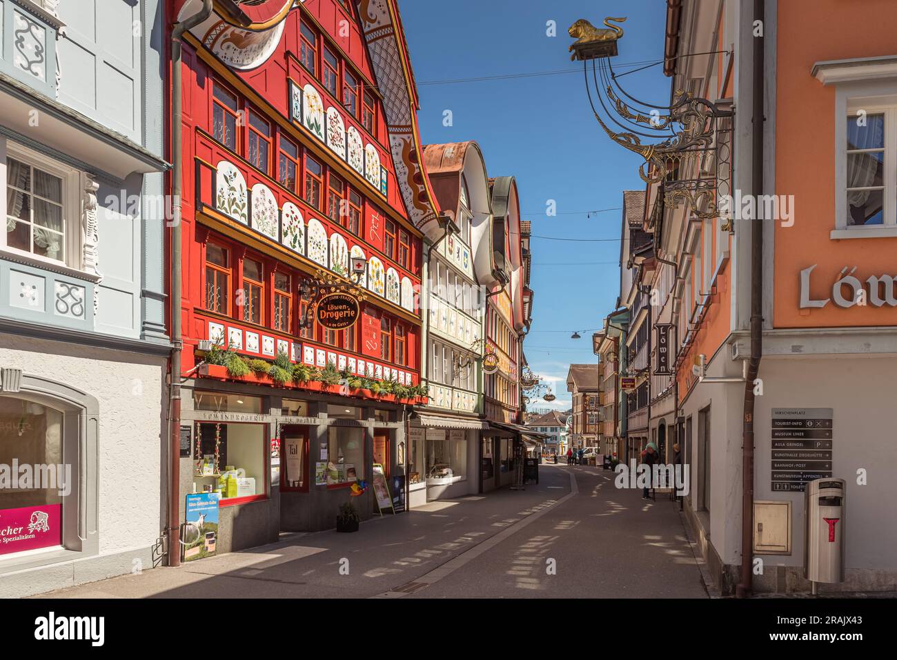Farbenfrohe bemalte Fassaden typischer Appenzell-Häuser in der Hauptstraße von Appenzell, Kanton Appenzell Innerrhoden, Schweiz Stockfoto