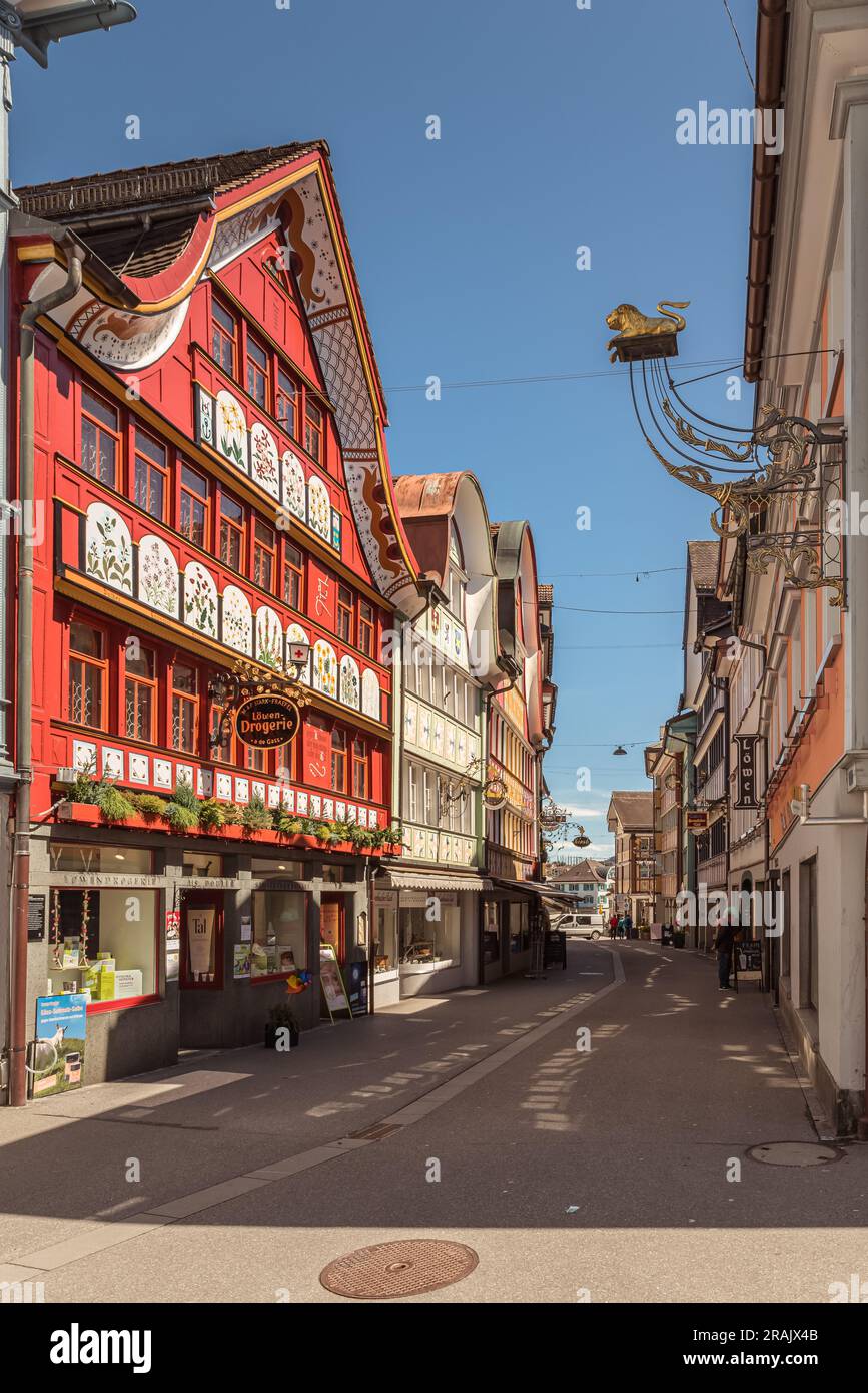 Farbenfrohe bemalte Fassaden typischer Appenzell-Häuser in der Hauptstraße von Appenzell, Kanton Appenzell Innerrhoden, Schweiz Stockfoto