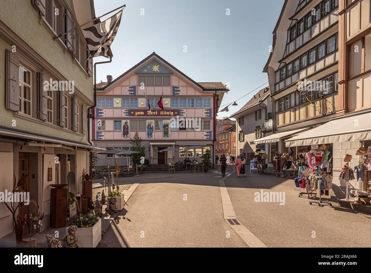 Typische Appenzell-Häuser mit kleinen Geschäften in der Hauptstraße von Appenzell, Kanton Appenzell Innerrhoden, Schweiz Stockfoto