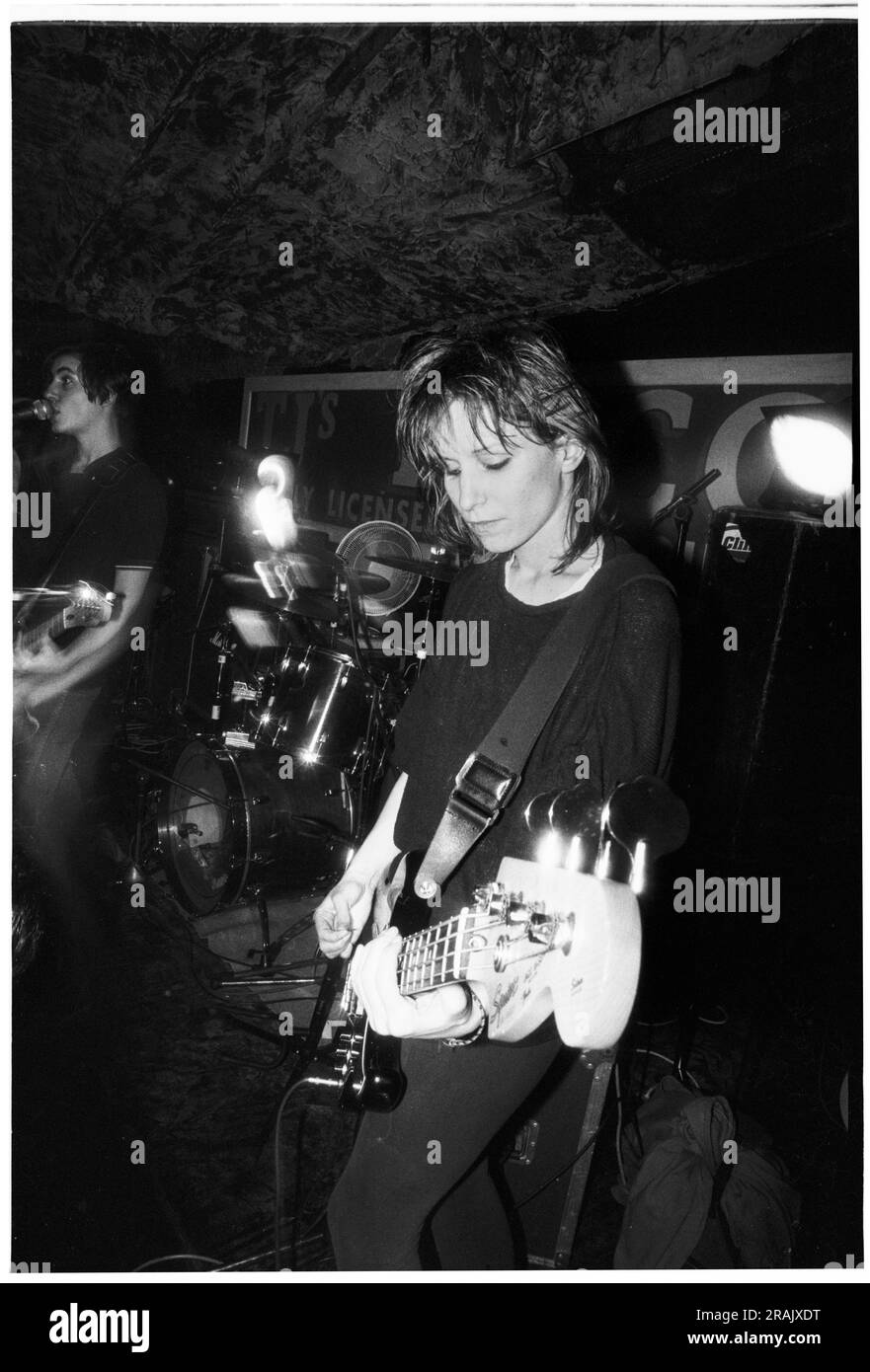 ELASTICA, JUNGER, FRÜHERER AUFTRITT, 1994: Annie Holland Bassist von Elastica spielte einen sehr frühen chaotischen Auftritt bei den legendären TJs in Newport, Wales, Großbritannien am 23. Februar 1994. Foto: Rob Watkins. INFO: Elastica, eine britische Alternative Rock Band, die 1992 gegründet wurde, erlangte mit ihrem selbstbetitelten Debütalbum Anerkennung. Hits wie „Connection“ zeigten ihre Post-Punk- und New Wave-Einflüsse. An der Front von Justine Frischmann war Elastica bedeutend für die Britpop-Ära. Stockfoto ELASTICA, JUNGER, FRÜHERER AUFTRITT, 1994: Annie Holland Bassist von Elastica spielte einen sehr frühen chaotischen Auftritt bei den legendären TJs in Newport, Wales, Großbritannien am 23. Februar 1994. Foto: Rob Watkins. INFO: Elastica, eine britische Alternative Rock Band, die 1992 gegründet wurde, erlangte mit ihrem selbstbetitelten Debütalbum Anerkennung. Hits wie „Connection“ zeigten ihre Post-Punk- und New Wave-Einflüsse. An der Front von Justine Frischmann war Elastica bedeutend für die Britpop-Ära. Stockfoto