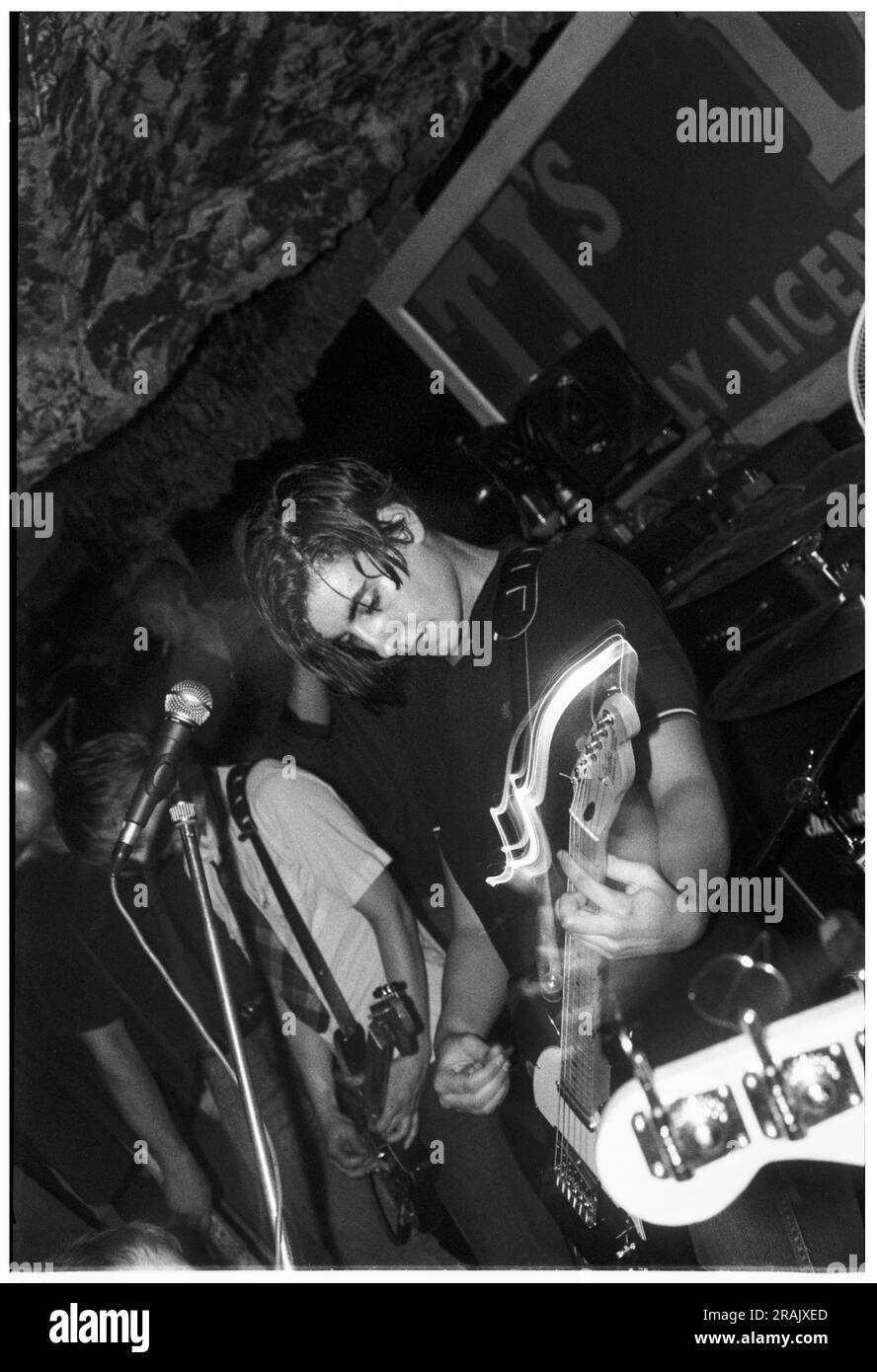 ELASTICA, JUNGER, FRÜHERER AUFTRITT, 1994: Justine Frischmann von Elastica spielte am 23. Februar 1994 einen sehr frühen chaotischen Auftritt bei den legendären TJs in Newport, Wales, Großbritannien. Foto: Rob Watkins. INFO: Elastica, eine britische Alternative Rock Band, die 1992 gegründet wurde, erlangte mit ihrem selbstbetitelten Debütalbum Anerkennung. Hits wie „Connection“ zeigten ihre Post-Punk- und New Wave-Einflüsse. An der Front von Justine Frischmann war Elastica bedeutend für die Britpop-Ära. Stockfoto ELASTICA, JUNGER, FRÜHERER AUFTRITT, 1994: Justine Frischmann von Elastica spielte am 23. Februar 1994 einen sehr frühen chaotischen Auftritt bei den legendären TJs in Newport, Wales, Großbritannien. Foto: Rob Watkins. INFO: Elastica, eine britische Alternative Rock Band, die 1992 gegründet wurde, erlangte mit ihrem selbstbetitelten Debütalbum Anerkennung. Hits wie „Connection“ zeigten ihre Post-Punk- und New Wave-Einflüsse. An der Front von Justine Frischmann war Elastica bedeutend für die Britpop-Ära. Stockfoto