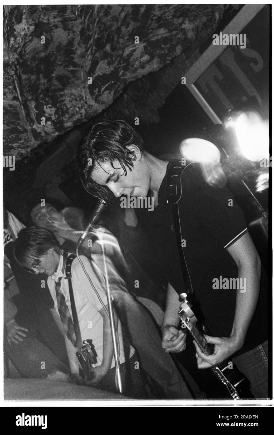 ELASTICA, JUNGER, FRÜHERER AUFTRITT, 1994: Justine Frischmann von Elastica spielte am 23. Februar 1994 einen sehr frühen chaotischen Auftritt bei den legendären TJs in Newport, Wales, Großbritannien. Foto: Rob Watkins. INFO: Elastica, eine britische Alternative Rock Band, die 1992 gegründet wurde, erlangte mit ihrem selbstbetitelten Debütalbum Anerkennung. Hits wie „Connection“ zeigten ihre Post-Punk- und New Wave-Einflüsse. An der Front von Justine Frischmann war Elastica bedeutend für die Britpop-Ära. Stockfoto