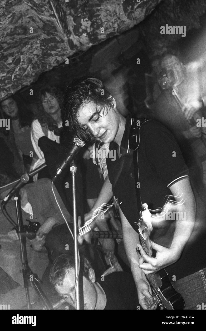 ELASTICA, JUNGER, FRÜHERER AUFTRITT, 1994: Justine Frischmann von Elastica spielte am 23. Februar 1994 einen sehr frühen chaotischen Auftritt bei den legendären TJs in Newport, Wales, Großbritannien. Foto: Rob Watkins. INFO: Elastica, eine britische Alternative Rock Band, die 1992 gegründet wurde, erlangte mit ihrem selbstbetitelten Debütalbum Anerkennung. Hits wie „Connection“ zeigten ihre Post-Punk- und New Wave-Einflüsse. An der Front von Justine Frischmann war Elastica bedeutend für die Britpop-Ära. Stockfoto