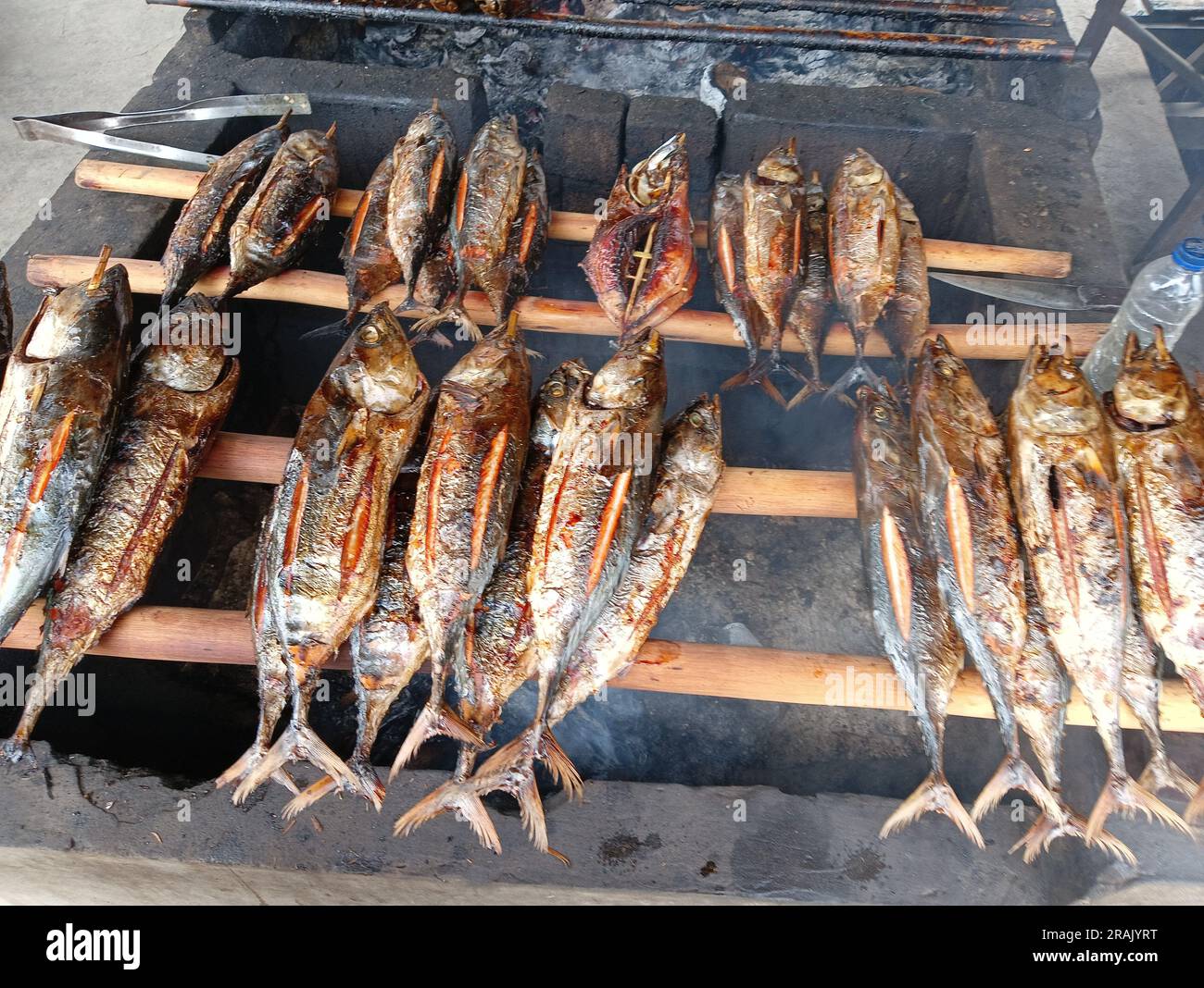 Fufu-Fische sind echter Bonito oder großer Thunfisch, der geräuchert wird. Der Rauch kommt von brennenden Kokosnussschalen, bis das Fleisch gekocht ist. Stockfoto