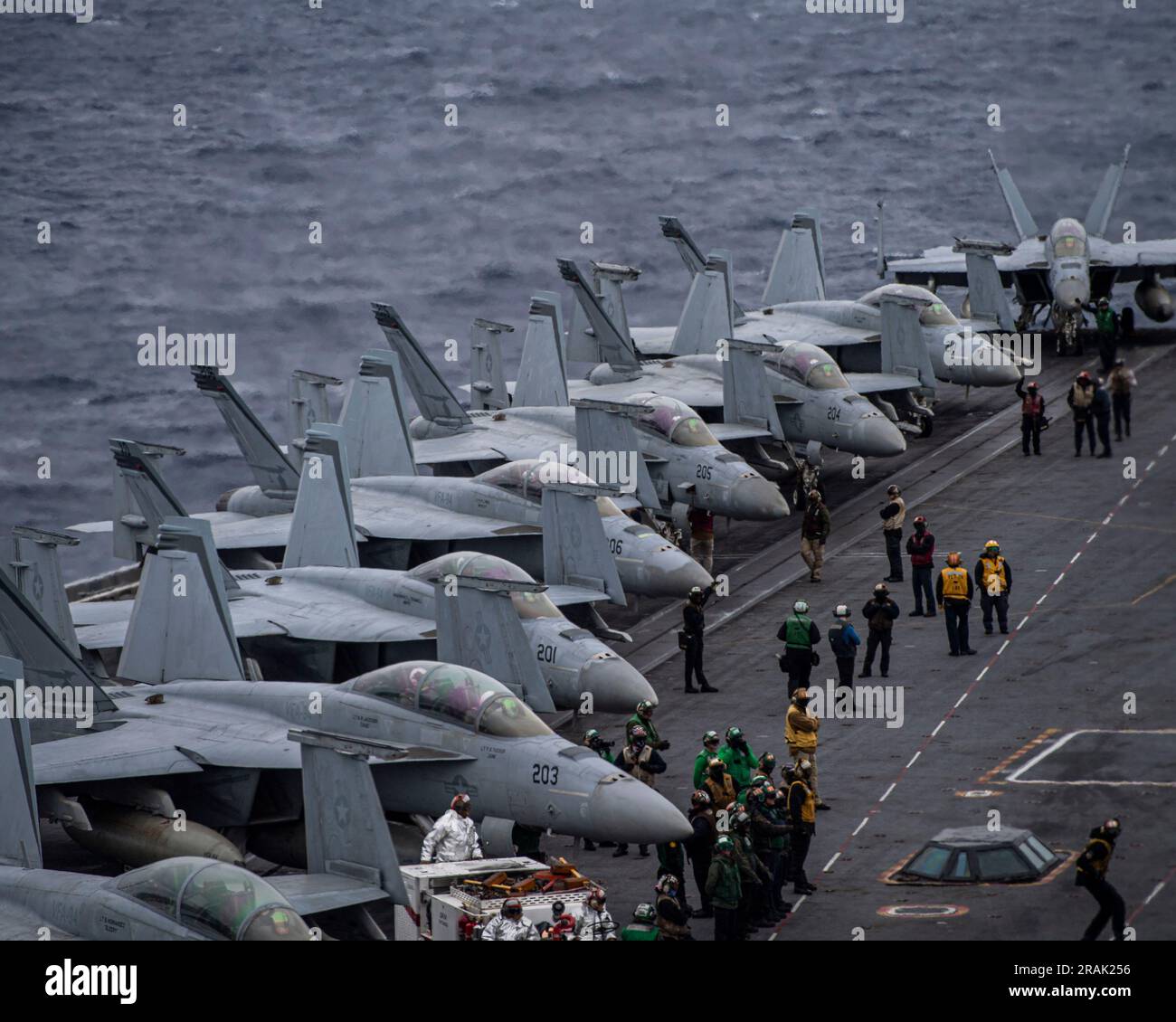 USS Nimitz, USA. 27. Juni 2023. USA Die Navy F/A-18F Super Horner-Kampfflugzeuge des Mighty Shrikes of Strike Fighter Squadron 94 sind bereit für den Flugbetrieb auf dem Cockpit des Flugzeugträgers USS Nimitz der Nimitz-Klasse, der gerade Routineeinsätze durchführt, am 27. Juni 2023 auf dem Pazifik. Kredit: MC2 Joseph Calabrese/U.S Navy Photo/Alamy Live News Stockfoto