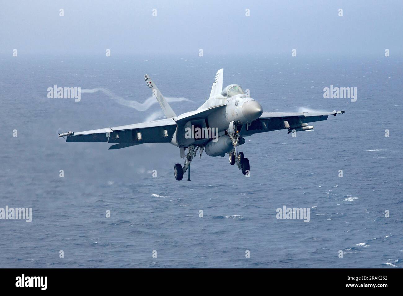 Mittelmeer, Internationale Gewässer. 01. Juli 2023. EIN US-AMERIKANISCHER Navy F/A-18E Super Hornet Fighter Jet, angeschlossen an die Golden Warriors of Strike Fighter Squadron 87, nähert sich einer Festlandung auf dem Cockpit an Bord des Flugzeugträgers der Nimitz-Klasse USS Gerald R. Ford, der auf dem Mittelmeer operiert, am 1. Juli 2023 vor der italienischen Küste. Kredit: MC2 Nolan Pennington/USA Navy Photo/Alamy Live News Stockfoto