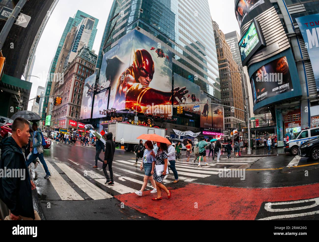 Werbung für die Warner Bros PicturesÕ ÒThe Flash Worlds CollideÓ Film auf dem Times Square in New York am Dienstag, den 27. Juni 2023. (© Richard B. Levine) Stockfoto