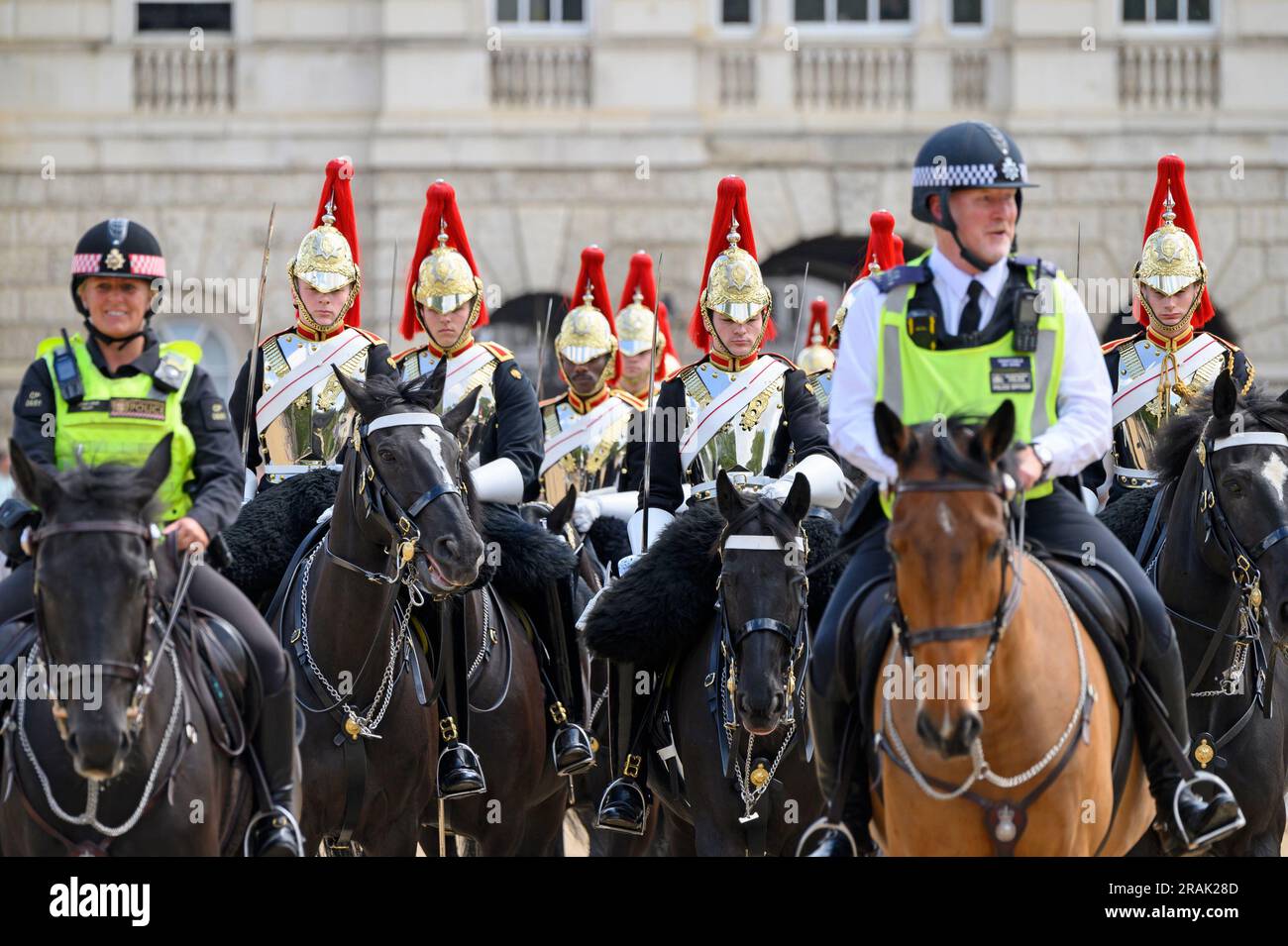 London, Großbritannien. Mitglied der Haushaltskavallerie (Blues and Royals), begleitet von berittenen Polizisten von der Horse Guards Parade nach dem täglichen Wechsel des ... Stockfoto