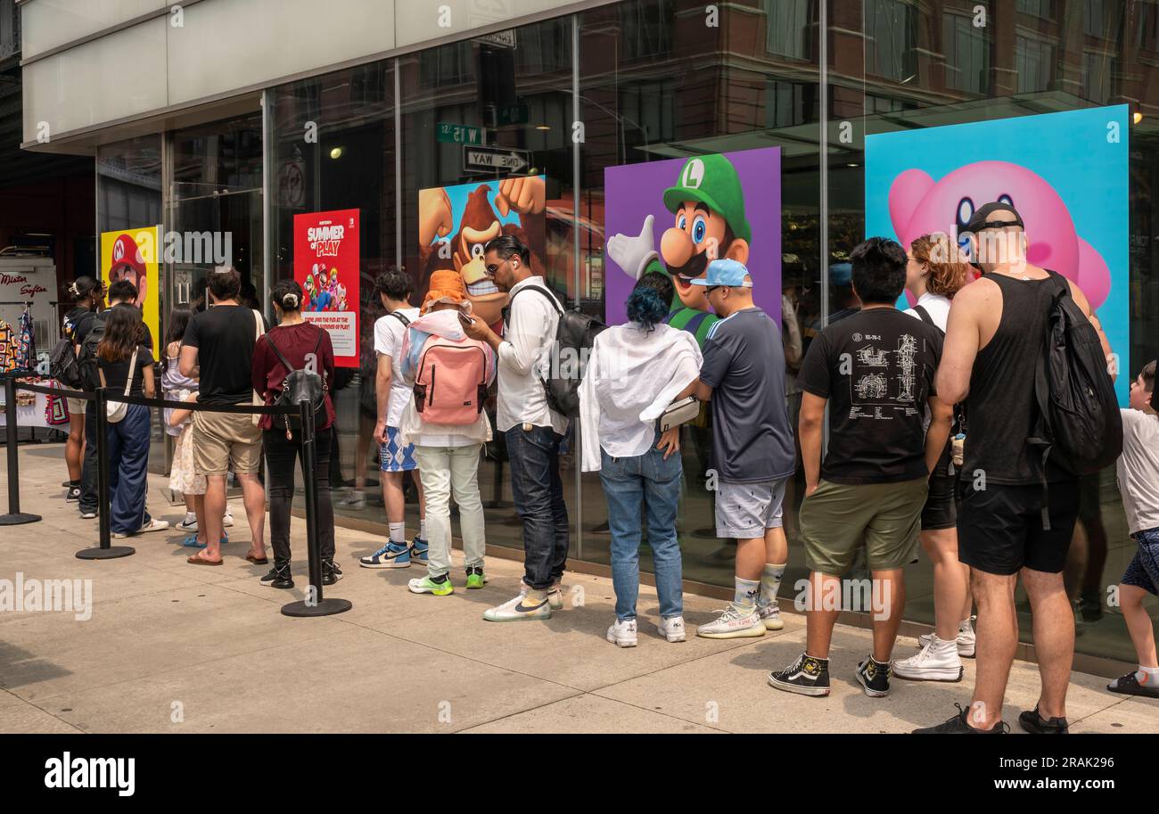 Besucher online für ein Nintendo Pop-up im Meatpacking District in New York am Freitag, den 30. Juni 2023. (© Richard B. Levine) Stockfoto