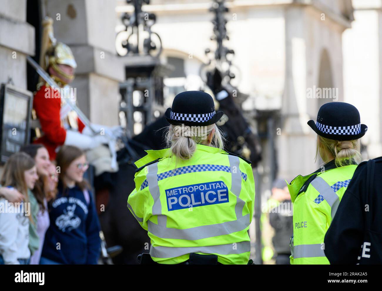 London, Großbritannien. Metropolitan Police Officers vor der Horse Guards Parade Stockfoto