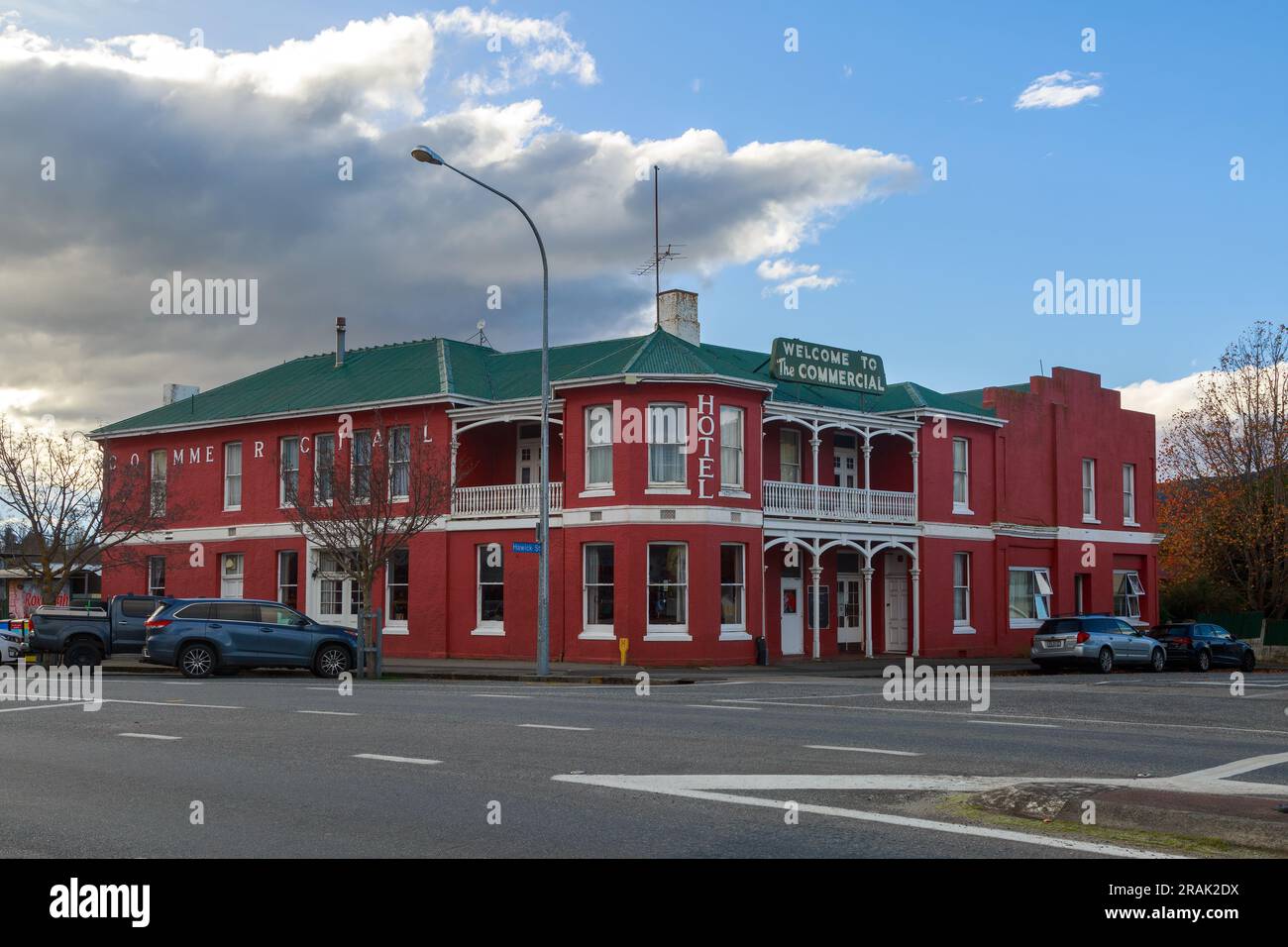 Das 1902 erbaute Commercial Hotel ist ein historisches Gebäude in der Kleinstadt Roxburgh, Central Otago, Neuseeland Stockfoto