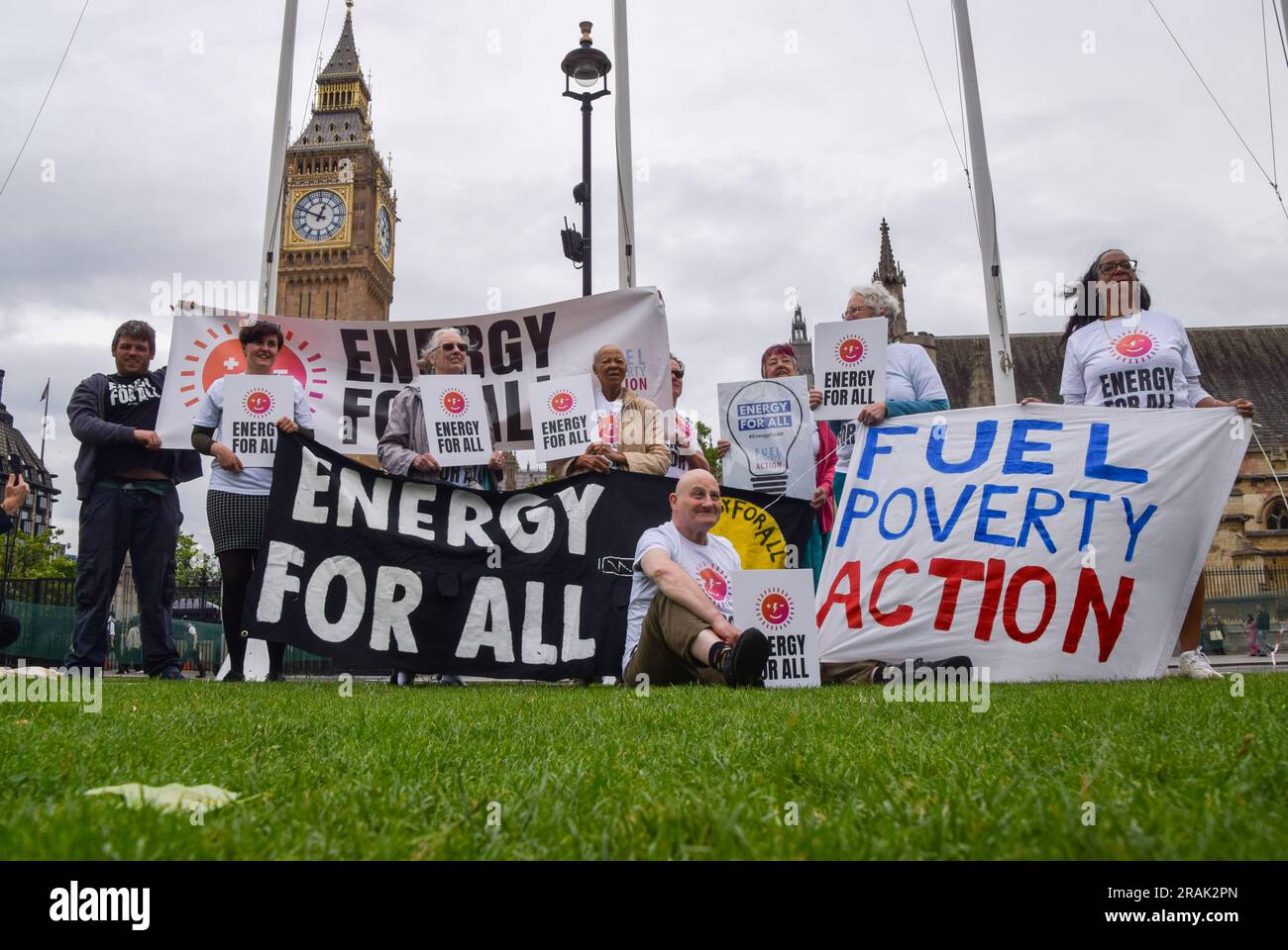 London, Großbritannien. 4. Juli 2023 Die Aktivisten der Aktion zur Bekämpfung der Brennstoffarmut veranstalteten eine Kundgebung auf dem Parliament Square, bevor sie dem Parlament ihr Manifest "Energie für alle" überbrachten. Die Gruppe setzt sich dafür ein, dass jeder genug Energie erhält, um seinen Bedürfnissen gerecht zu werden, und für fairere Energiepreise. Kredit: Vuk Valcic/Alamy Live News Stockfoto