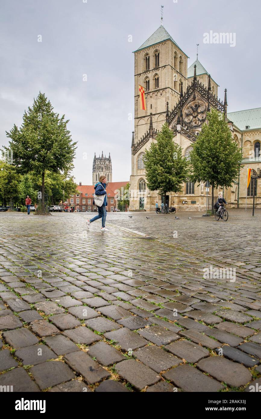 Die Kathedrale St. Paul, im Hintergrund die Liebfrauen-Ueberwasser-Kirche, Münster, Nordrhein-Westfalen. Der St. Paulus Dom, im Hinterg Stockfoto