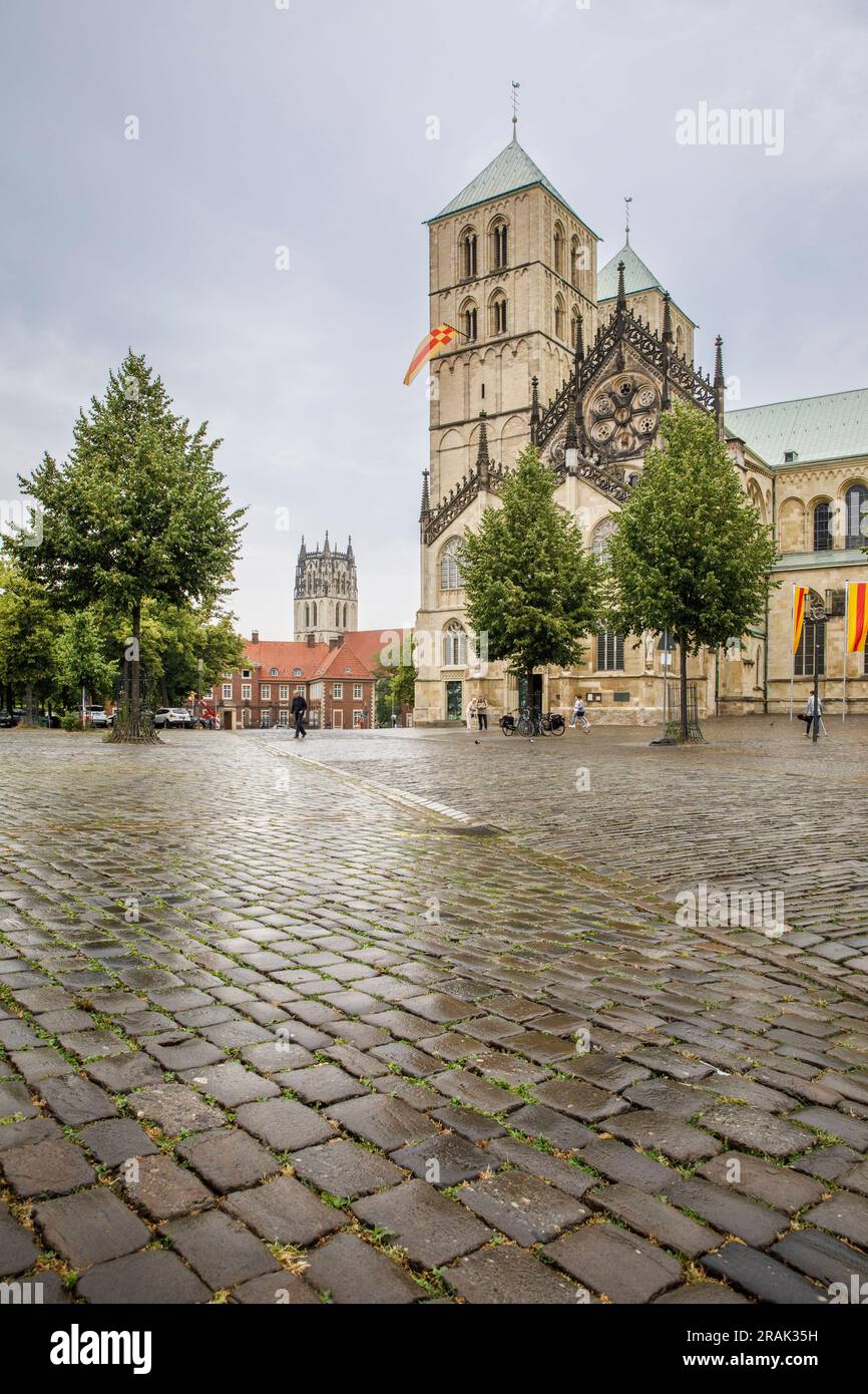 Die Kathedrale St. Paul, im Hintergrund die Liebfrauen-Ueberwasser-Kirche, Münster, Nordrhein-Westfalen. Der St. Paulus Dom, im Hinterg Stockfoto