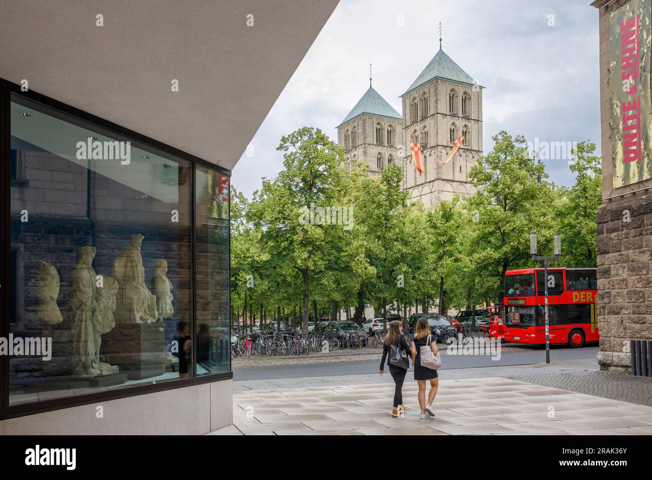 Die Kathedrale St. Paul und das Westfälische Staatliche Museum für Kunst und Kulturgeschichte, Münster, Nordrhein-Westfalen, Deutschland. Der St. Paulus Dom und Stockfoto