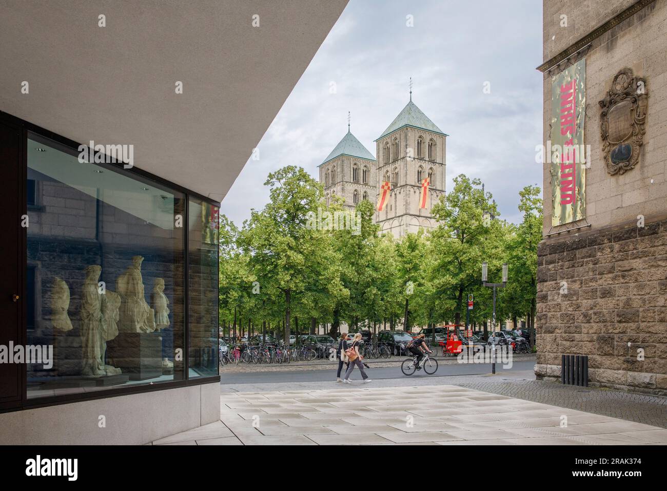 Die Kathedrale St. Paul und das Westfälische Staatliche Museum für Kunst und Kulturgeschichte, Münster, Nordrhein-Westfalen, Deutschland. Der St. Paulus Dom und Stockfoto