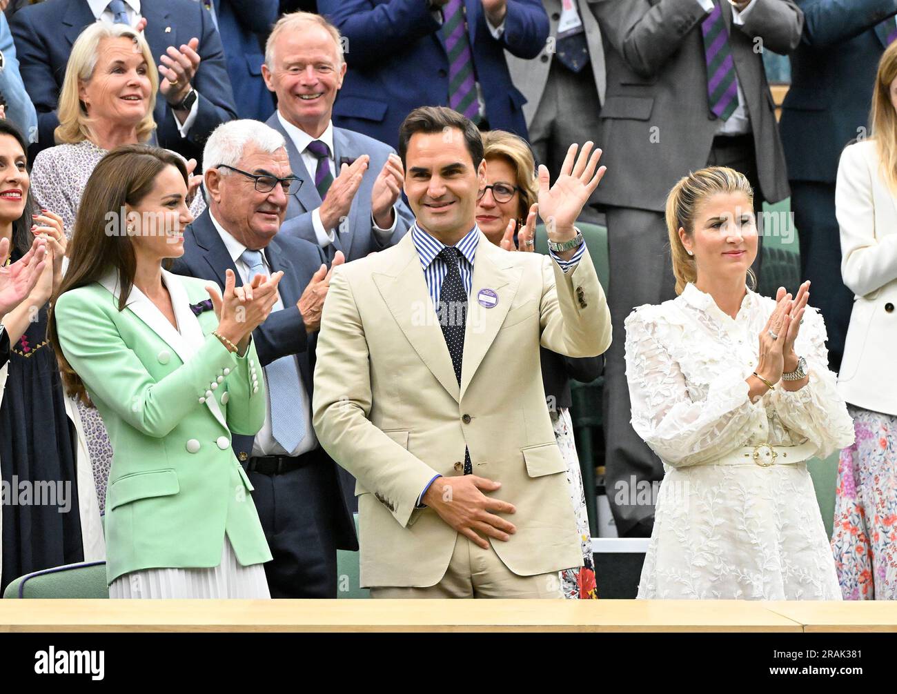 London, Gbr. 04. Juli 2023. London Wimbledon Championships Day 2 04//07/2023 Roger Federer winkt der Menge auf dem Centre Court bei einer besonderen Präsentation zu, die von der Prinzessin von Wales und ihrer Frau Mirka angesehen wird. Kredit: Roger Parker/Alamy Live News Stockfoto