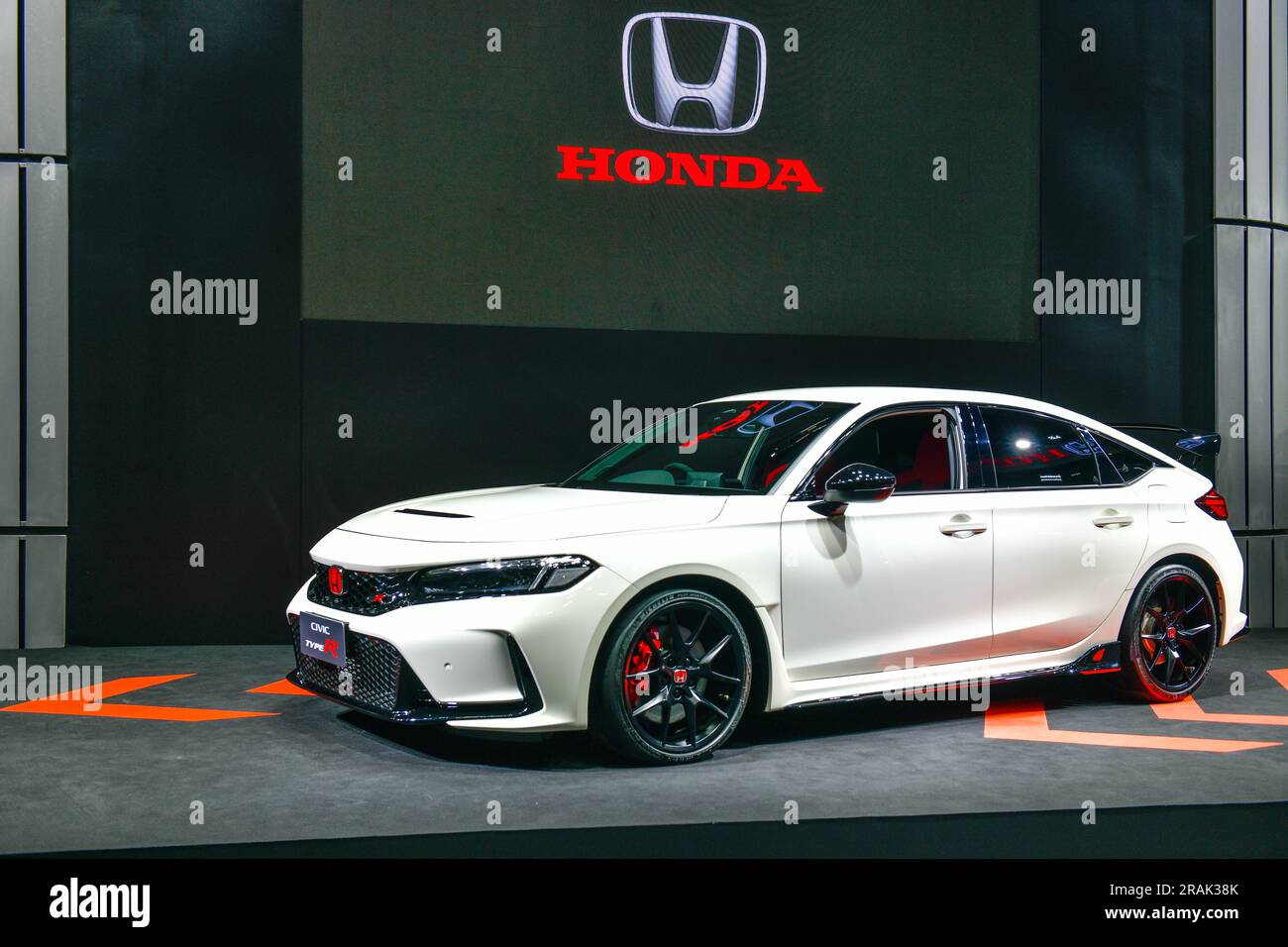 BANGKOK, THAILAND - JULI 28,2023:der neue Honda Civic Type R (FL5) 2,0 VTEC Turbo 330 hp wird auf dem Bangkok Auto Salon in Muangtong Thani vorgestellt Stockfoto