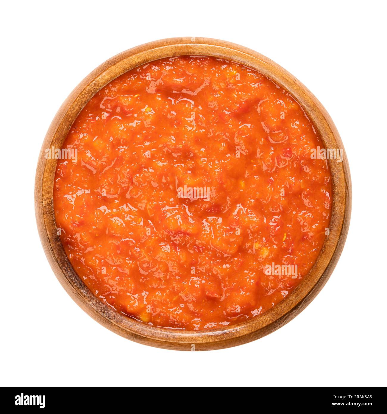 Ajvar, genießen Sie aus gerösteten Paprika, in einer Holzschüssel. Gewürze, Brotaufstrich und Beilage, beliebt auf dem Balkan. Stockfoto