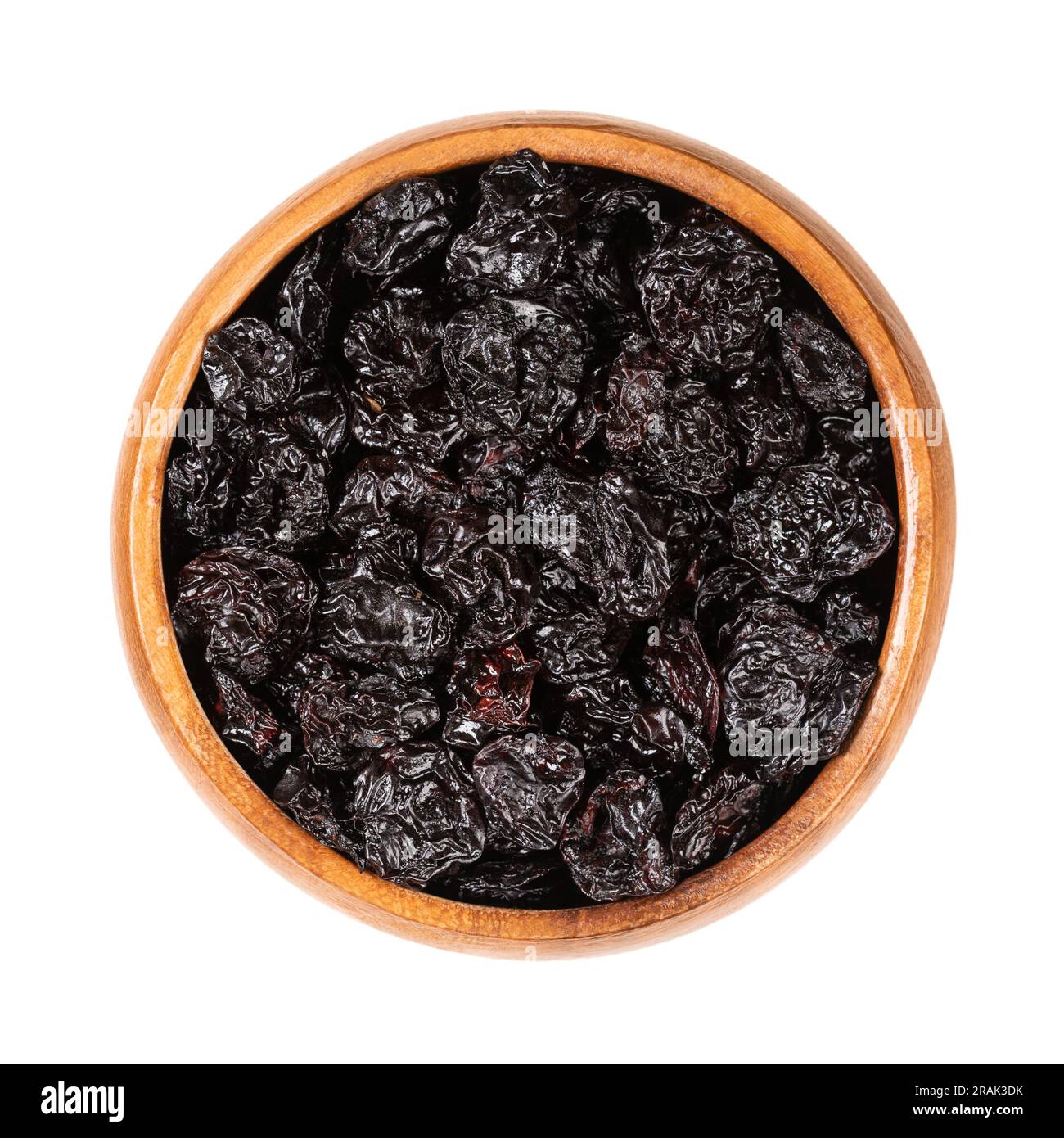 Getrocknete Sauerkirschen, entsteinte Torten oder Zwergkirschen in einer Holzschüssel. Dunkelrote Morello-Kirsche, kleine Früchte von Prunus cerasus. Stockfoto