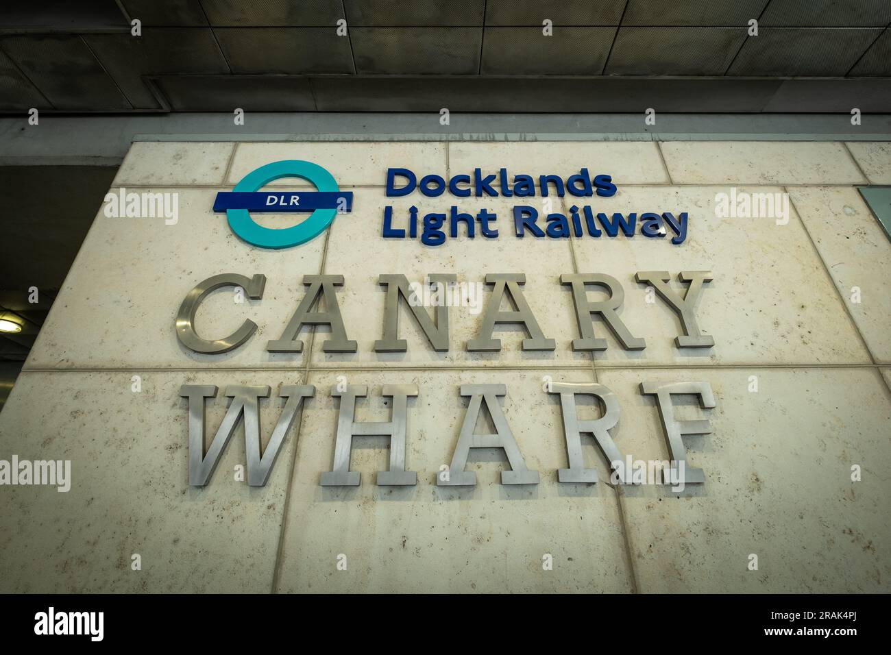 London - Juni 2023: Beschilderung der Dockland Light Railway an der Canary Wharf - automatisiertes U-Bahn-System in East London Stockfoto