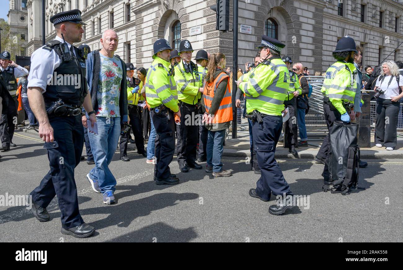 London, Großbritannien. Polizisten der Metropolitan Police, die sich mit einem Just Stop Oil Protest auf dem Parliament Square im Mai 2023 befassen Stockfoto