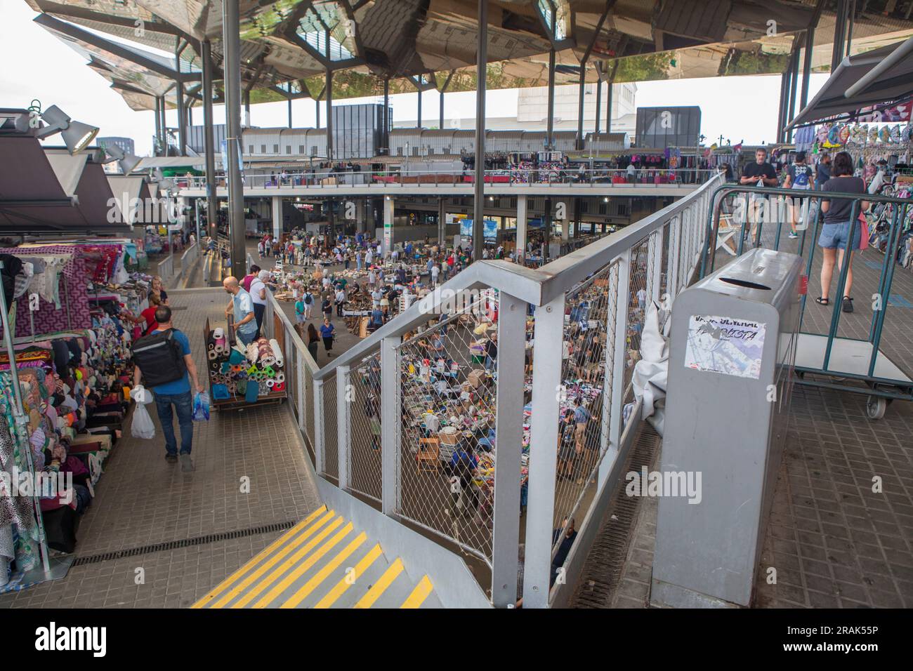 Barcelona, Spanien - 30. Juni 2023: Encants, Barcelonas größter Flohmarkt, Spanien Stockfoto