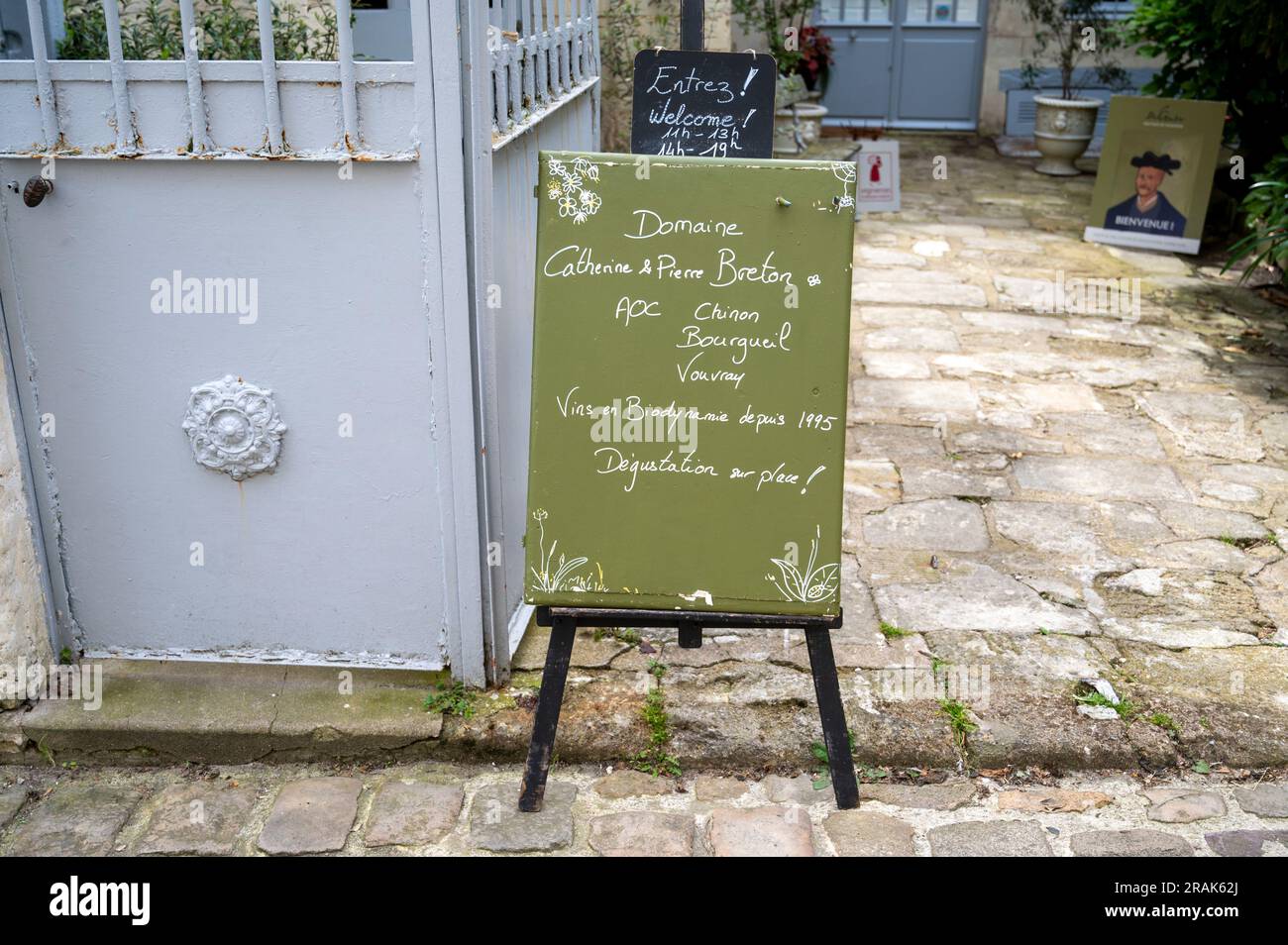 Ein Schild vor dem französischen Weinverkäufer Domaine Catherine und Pierre Breton in Chinon Loire Valley, Frankreich, mit der Werbung für Chinon, Bourgueil und Vouvray wi Stockfoto